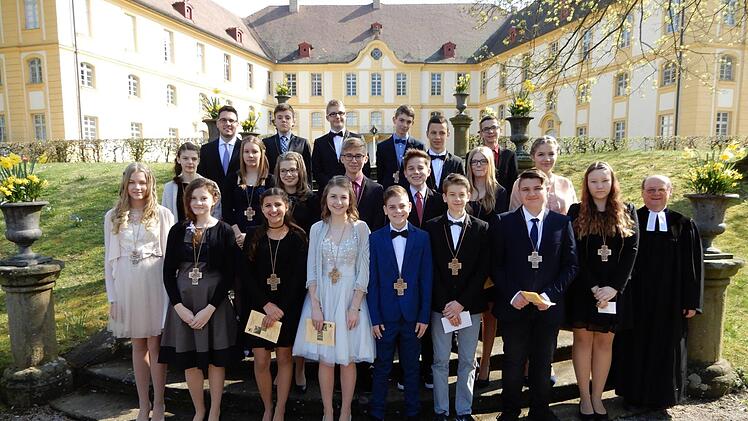 Rentweinsdorf - Die Kirchengemeinde stand am Palmsonntag ganz im Zeichen der Konfirmation. 21 Konfirmanden wurden in der Dreieinigkeitskirche eingesegnet. Die Kirche und die Gebäude rund um den Plan waren festlich geschmückt. Ortspfarrer Hans Körner hielt die Predigt und bei der festlichen Umrahmung in der voll besetzten Kirche wirkten Walter Dold (Orgel) und der Posaunenchor (Leitung Gerhard Sperber) sowie Ulrike Stadter, Renate Becker, Jugendreferent Manuel Reiß, Gerd Gröger, Helmut Sperber...