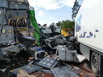 Weil ein Lkw-Fahrer ein Stauende zu sp&auml;t bemerkte, kam es auf der A6 bei N&uuml;rnberg zu einem schweren Auffahrunfall. Foto: News5/O&szlig;wald