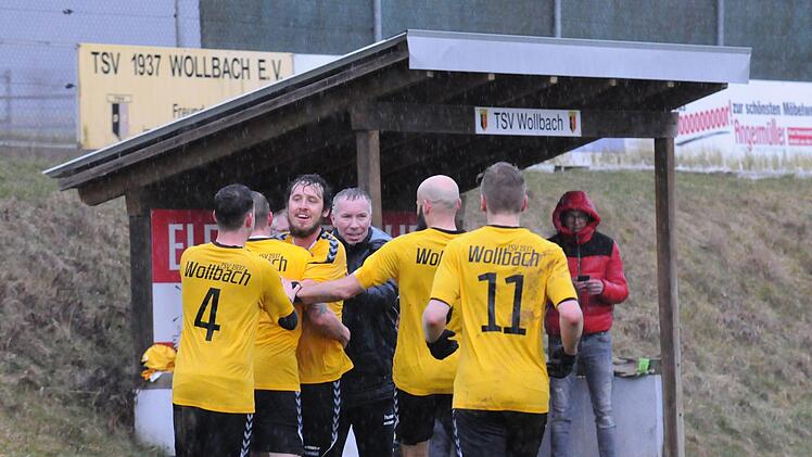Jubel über den Führungstreffer des TSV Wollbach im Spiel gegen den TSV Reiterswiesen (4:1).ssp