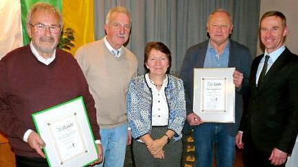 Der Obst- und Gartenbauverein Meeder hat mit Bernd Oehme (Zweiter von links) einen neuen Vorsitzenden und mit Petra Rüger eine neue Stellvertreterin. Verabschiedet wurden Wolfgang Pratsch (links) und Adalbert Unbehaun (neben Bürgermeister Höfer, rechts). Foto: Karin Günther