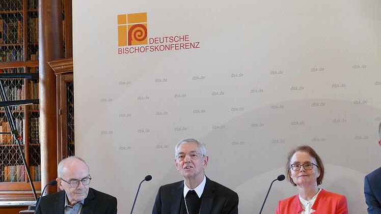 Als "Außenminister" der deutschen Bischöfe stellte Erzbischof Ludwig Schick jetzt in Fulda das neue Dokument "Evangelisierung und Globalisierung" vor.Foto: Marion Krüger-Hundrup