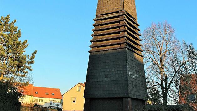 Sichtbare Sch&auml;den gibt es am Glockenturm der evangelischen Friedenskirche in Oerlenbach. Werner Vogel