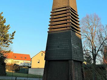 Sichtbare Schäden gibt es am Glockenturm der evangelischen Friedenskirche in Oerlenbach. Werner Vogel