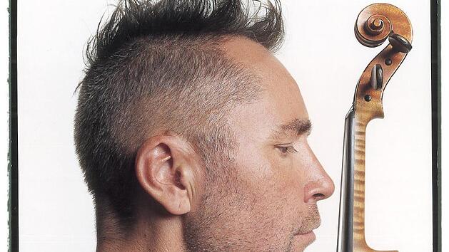 Nigel Kennedy gastiert 2020 auf dem Fuldaer Domplatz. Foto: Emi Rankin