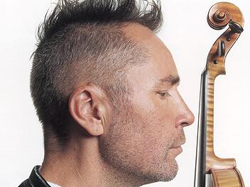 Nigel Kennedy gastiert 2020 auf dem Fuldaer Domplatz. Foto: Emi Rankin