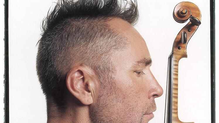 Nigel Kennedy gastiert 2020 auf dem Fuldaer Domplatz. Foto: Emi Rankin