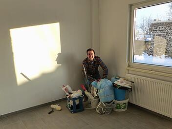 Der neue Jugendraum in Oerlenbach ist noch nicht ganz fertig. Thomas Wedler, der neue Jugendpfleger der Gemeinde, hofft auf das Ende des Kontaktverbotes, um mit den Jugendlichen den Räumen am Bauhof den "letzten Schliff" zu geben. Foto: Hans-Peter Hepp