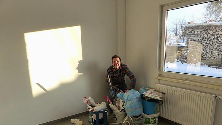 Der neue Jugendraum in Oerlenbach ist noch nicht ganz fertig. Thomas Wedler, der neue Jugendpfleger der Gemeinde, hofft auf das Ende des Kontaktverbotes, um mit den Jugendlichen den Räumen am Bauhof den "letzten Schliff" zu geben. Foto: Hans-Peter Hepp