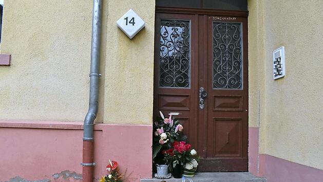 An dem Hauseingang des Mehrfamilienhauses in Fulda, in dem die &Auml;rztin mit ihrem kleinen Sohn wohnte, waren Blumen und Kerzen aufgestellt worden.