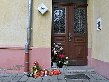 An dem Hauseingang des Mehrfamilienhauses in Fulda, in dem die Ärztin mit ihrem kleinen Sohn wohnte, waren Blumen und Kerzen aufgestellt worden.