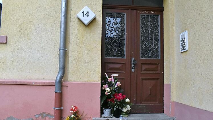 An dem Hauseingang des Mehrfamilienhauses in Fulda, in dem die Ärztin mit ihrem kleinen Sohn wohnte, waren Blumen und Kerzen aufgestellt worden.