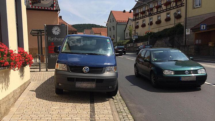 Der gelbe Strich ist weg vor dem Rathaus in Nüdlingen, ein schwarzer ist geblieben (das ist der Kleber vom gelben Band). Geparkt wird trotzdem, oder gerade deswegen? Foto: privat