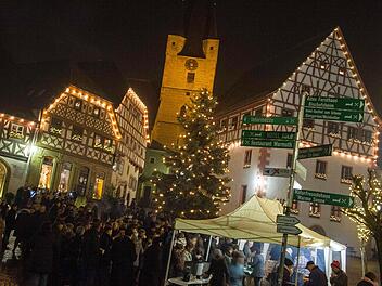 Der Neujahrsempfang nach dem Ökumenischen Gottesdienst auf dem Zeiler Marktplatz war gut besucht. Foto: René Ruprecht