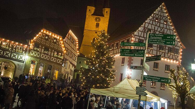 Der Neujahrsempfang nach dem Ökumenischen Gottesdienst auf dem Zeiler Marktplatz war gut besucht. Foto: René Ruprecht