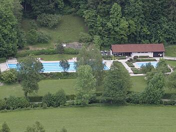 Die Hecke vor dem Freibad muss entfernt werden, um Platz für den Radwegebau zu schaffen. Foto: Reinhard Löwisch