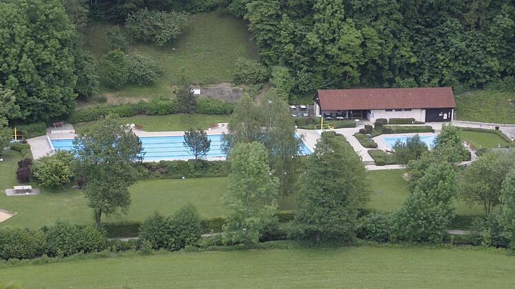 Die Hecke vor dem Freibad muss entfernt werden, um Platz für den Radwegebau zu schaffen. Foto: Reinhard Löwisch