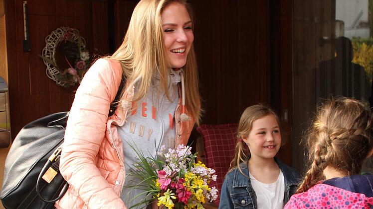 Kinder des Ortes hießen den prominenten Gast mit Blumen herzlich willkommen.