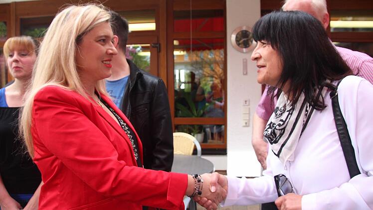 Impression am Rande des Besuchs von Ministerin Melanie Huml (l.) beim BRK in Kronach Foto: Schadeck