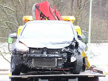 Dieser Wagen wurde in die Leitplanke gedrückt. Foto: Marco Meißner