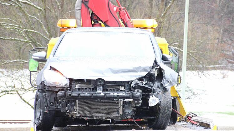 Dieser Wagen wurde in die Leitplanke gedrückt. Foto: Marco Meißner