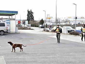Die Polizei fahndet auf Hochtouren nach der Täterin, die die Leiterin einer Tankstellen am Mittwoch überfallen hatte. Foto: Ferdinand Merzbach