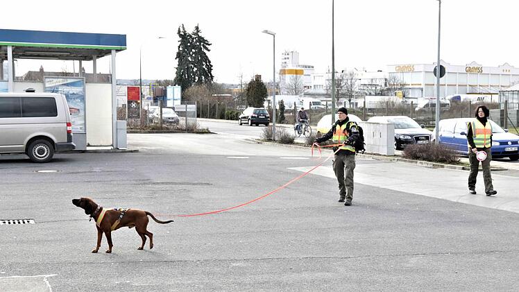 Die Polizei fahndet auf Hochtouren nach der Täterin, die die Leiterin einer Tankstellen am Mittwoch überfallen hatte. Foto: Ferdinand Merzbach