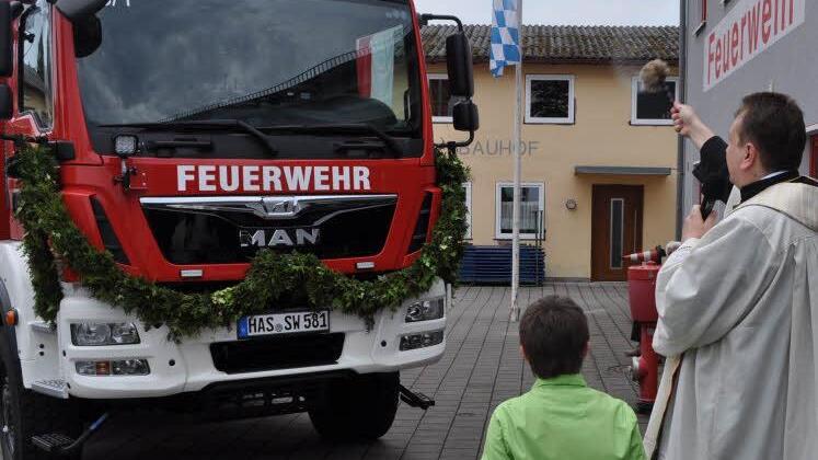 Pater Michael Stutzig segnete den neuen Schlauchwagen, der nun in der Obhut der Stützpunktfeuerwehr Pfarrweisach ist. Foto: Simon Albrecht