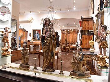 Möbel, Madonnen und mehr: Blick in das Schaufenster eines Antiquitätenladens in der Karolinenstraße Fotos: Ronald Rinklef