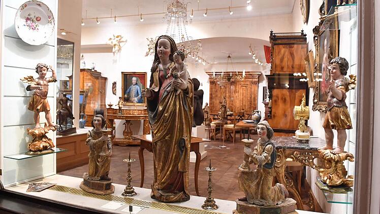 Möbel, Madonnen und mehr: Blick in das Schaufenster eines Antiquitätenladens in der Karolinenstraße Fotos: Ronald Rinklef