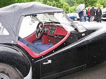 Interessante Oldtimer kreuzen in Gleisenau auf.  Foto: Ralf Naumann/Archiv