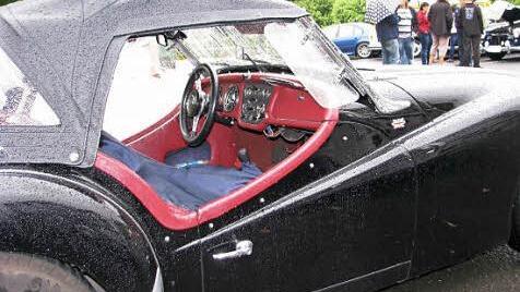 Interessante Oldtimer kreuzen in Gleisenau auf.  Foto: Ralf Naumann/Archiv