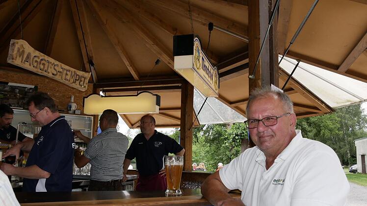 Wolfgang Schmittlein gönnte sich eine flüssige Erfrischung und nahm für die Familie Fisch mit nach Hause. Foto: Manja von Nida