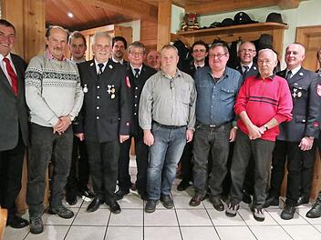 Ehrungen prägten die Hauptversammlung der Feuerwehr Wartenfels. Im Bild (von links) Erhard Hildner, Willi Gareis, Daniel Geyer, Rudolf Geyer, Christian Ziegler, Hans Utz, Friedberth Schramm, Norbert Tempel, Felix Kremer, Dieter Utz, Roland Ziegler, Dieter Klughardt, Frank Kremer und Christian Ruppert Foto: Klaus-Peter Wulf