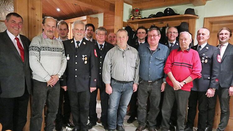 Ehrungen prägten die Hauptversammlung der Feuerwehr Wartenfels. Im Bild (von links) Erhard Hildner, Willi Gareis, Daniel Geyer, Rudolf Geyer, Christian Ziegler, Hans Utz, Friedberth Schramm, Norbert Tempel, Felix Kremer, Dieter Utz, Roland Ziegler, Dieter Klughardt, Frank Kremer und Christian Ruppert Foto: Klaus-Peter Wulf