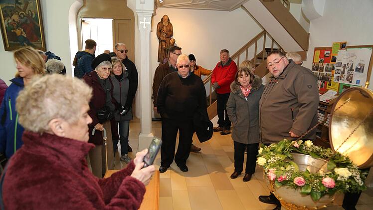Die Gäste bewundern die Pfarrkirche St. Matthäus Wiesenthau Foto: Franz Galster