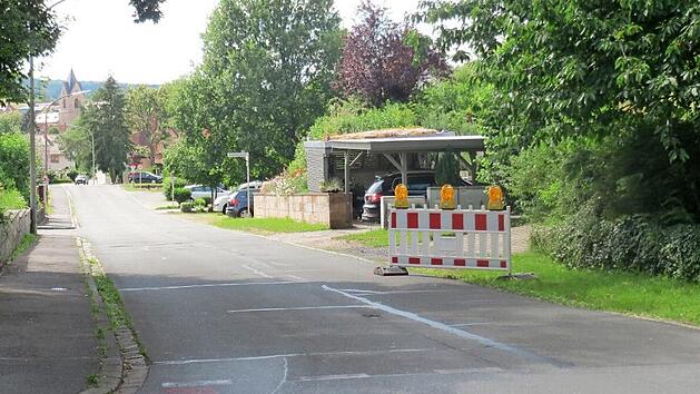 Die Warnbaken in der Bahnhofstra&szlig;e sorgen f&uuml;r Gespr&auml;chsstoff im Reckendorfer Gemeinderat. Foto: Adelheid Waschka