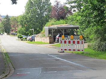 Die Warnbaken in der Bahnhofstraße sorgen für Gesprächsstoff im Reckendorfer Gemeinderat. Foto: Adelheid Waschka