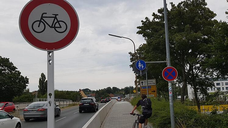 Auf der Forchheimer Eisenbahnbrücke sind   Radfahrer von der Fahrbahn verbannt.  Und   der Weg neben der Straße ist den Fußgängern vorbehalten. Ekkehard Roepert
