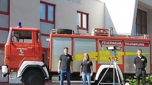 Die Firma Hofmann CNC aus Haidhof spendete der Feuerwehr Thuisbrunn eine sogenannte Großflächenleuchte.
