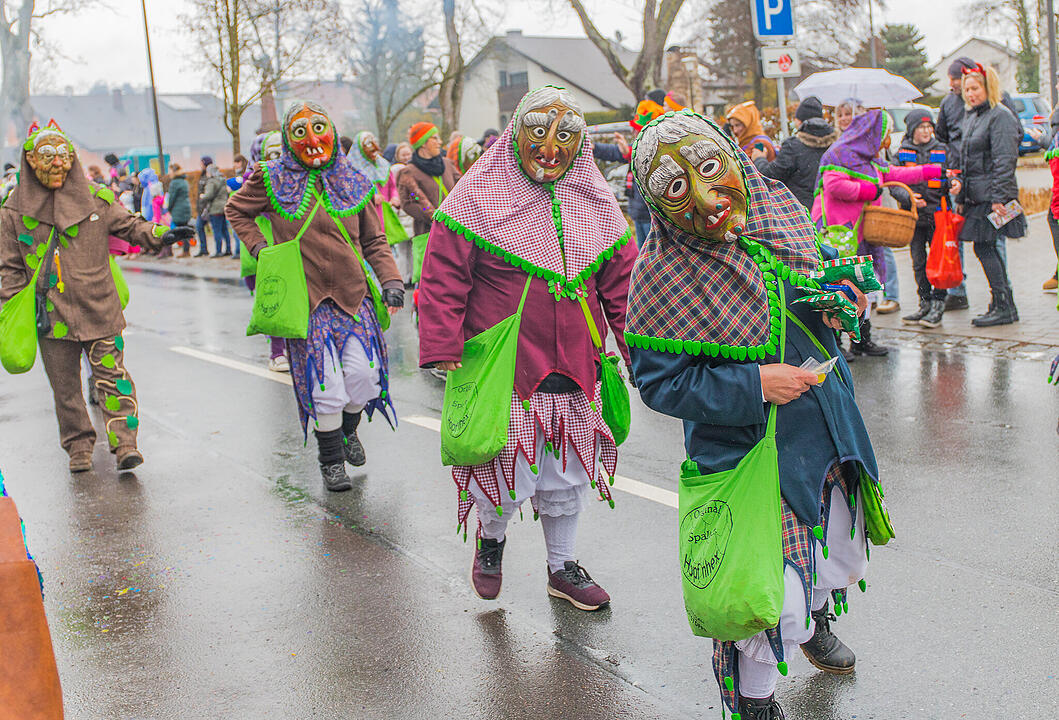Buntes Faschingstreiben begeistert groß und klein.