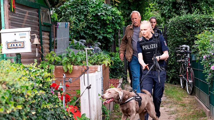 Karl Rogov (Frank Leo Schr&ouml;der) und seine Potsdamer Kollegin Grit Klemke (Anne M&uuml;ller) begeben sich mit tierischer Hilfe auf die Spur eines m&ouml;glichen T&auml;ters.