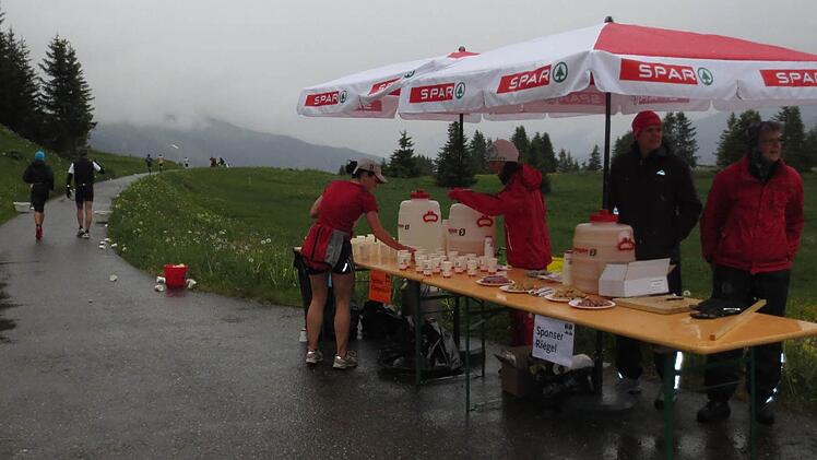 Das kalte, regnerische Wetter macht auch den Helfern an den Verpflegungspunkten zu schaffen.