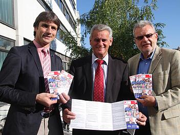 Roland Beierwaltes vom BRK-Kreisverband , Landrat Oswald Marr und Heinz Tischler von der VHS (von links) machen sich für die Programmreihe "Aktives älter werden" stark. Dabei geht es um Veranstaltungen für aktive Senioren, aber auch um Informationsveranstaltungen zum Thema Demenz. Foto: Sonja Adam