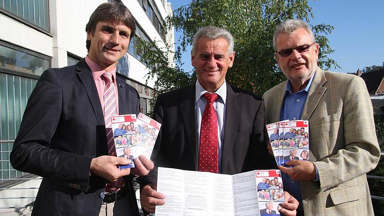 Roland Beierwaltes vom BRK-Kreisverband , Landrat Oswald Marr und Heinz Tischler von der VHS (von links) machen sich für die Programmreihe "Aktives älter werden" stark. Dabei geht es um Veranstaltungen für aktive Senioren, aber auch um Informationsveranstaltungen zum Thema Demenz. Foto: Sonja Adam