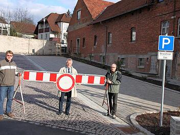Es darf geparkt werden: Peter Kreß, Sachgebietsleiter Tiefbau, Bürgermeister Ernst Stross und Peter Sell, Sachgebietsleiter Straßenverkehrsrecht hoben am Dienstagnachmittag gemeinsam die Sperrung des neuen Quartiersparkplatzes "Schlettenhof" auf.  Foto: Markus Reeh