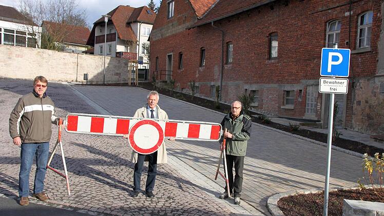 Es darf geparkt werden: Peter Kreß, Sachgebietsleiter Tiefbau, Bürgermeister Ernst Stross und Peter Sell, Sachgebietsleiter Straßenverkehrsrecht hoben am Dienstagnachmittag gemeinsam die Sperrung des neuen Quartiersparkplatzes "Schlettenhof" auf.  Foto: Markus Reeh