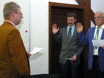Seine beiden frischgewählten Stellvertreter Werner Hanke (ÜPWG) als Zweiter Bürgermeister (rechts) und Michael Rädlein als Dritter Bürgermeister (Bildmitte) konnte Weitramsdorfs Rathauschef Wolfgang Bauersachs in der ersten Gemeinderatssitzung am Montagabend vereidigen. Foto: Bettina Knauth