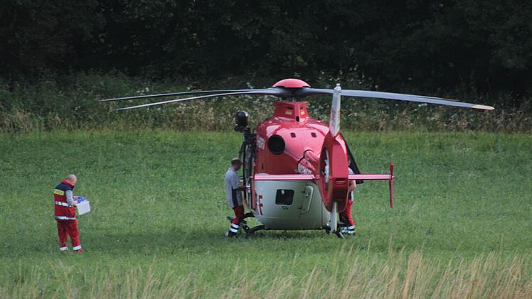 Zwischen Zeegendorf und Teuchatz im Landkreis Bamberg hat sich ein schwerer Autounfall ereignet. Bei einem Frontalzusammenstoß ist eine Person nach Angaben der Rettungskräfte lebensgefährlich verletzt worden. Der Rettungshubschrauber war im Einsatz. Foto: Ferdinand Merzbach