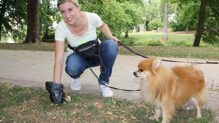 Für Manuela Lieflaender ist es selbstverständlich, den Kot ihrer Hunde aufzusammeln. Foto: Ralf Ruppert