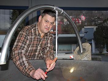 Nur mit Bürste und einem dünnen Drahtseil reinigt Uwe Meißner vom Bauhof den Georgi-Sprudel. Durch den hohen Gehalt an Mineralien bilden sich Ablagerungen, die regelmäßig entfernt werden müssen. Foto:Ulrike Müller